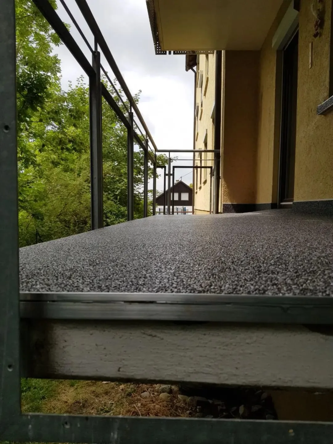 Balcon finisat cu pardoseală decorativă